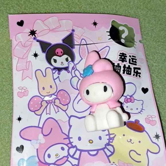 NEW Sanrio Cinnamaroll, enameled brooch and Surprise Eraser - Picture 10 of 10
